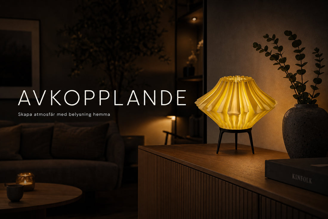 Elegant bordslampa med varmt sken i ett avkopplande vardagsrum med texten Avkopplande