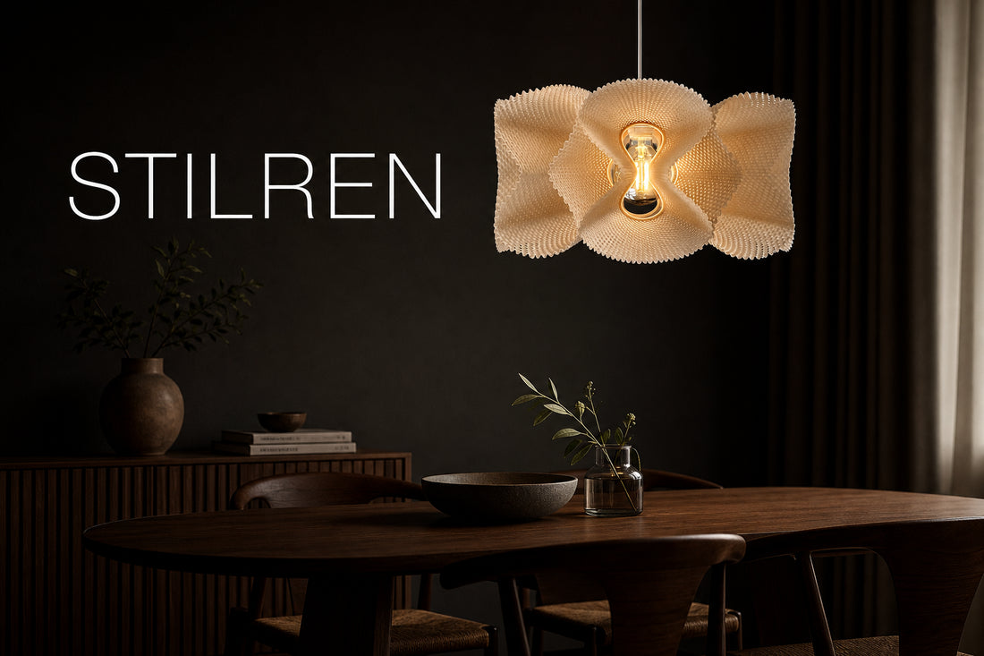 Stilren pendellampa hängande över ett matbord i skandinavisk inredning med texten Stilren