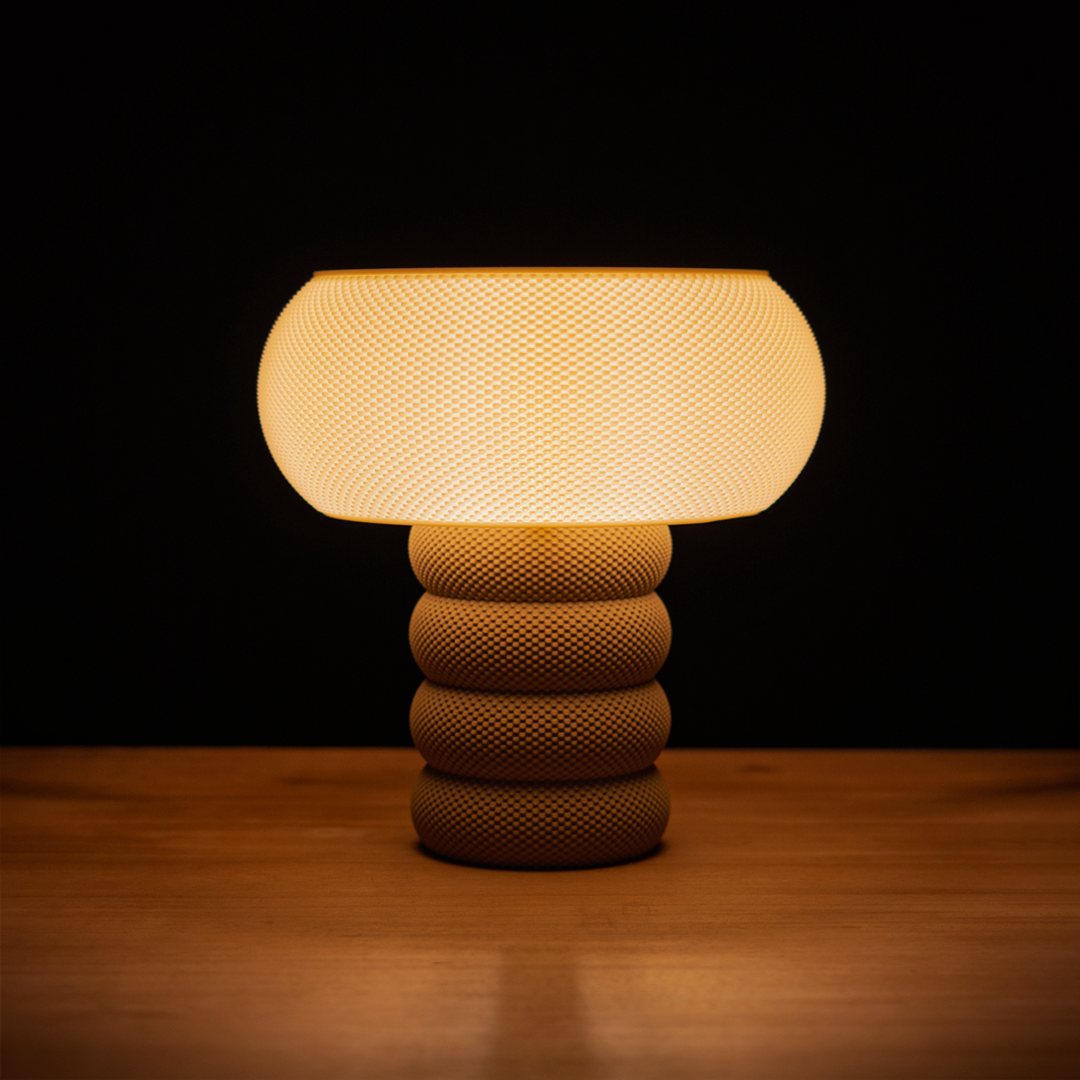 Michelle Table Lamp sedd från sidan — Bordslampa designad av Skenloft