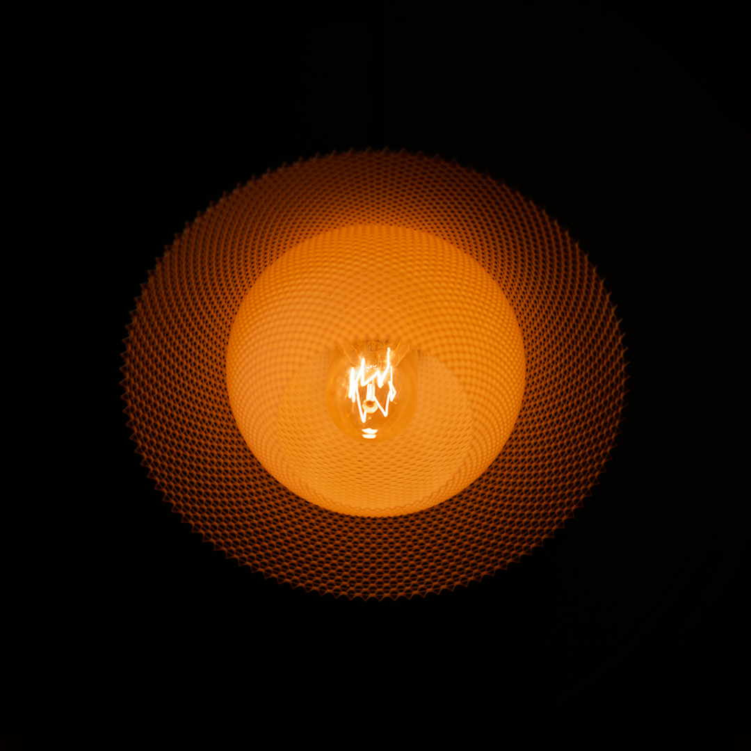 Orson Pendant Lamp sedd från sidan — Pendellampa designad av Skenloft