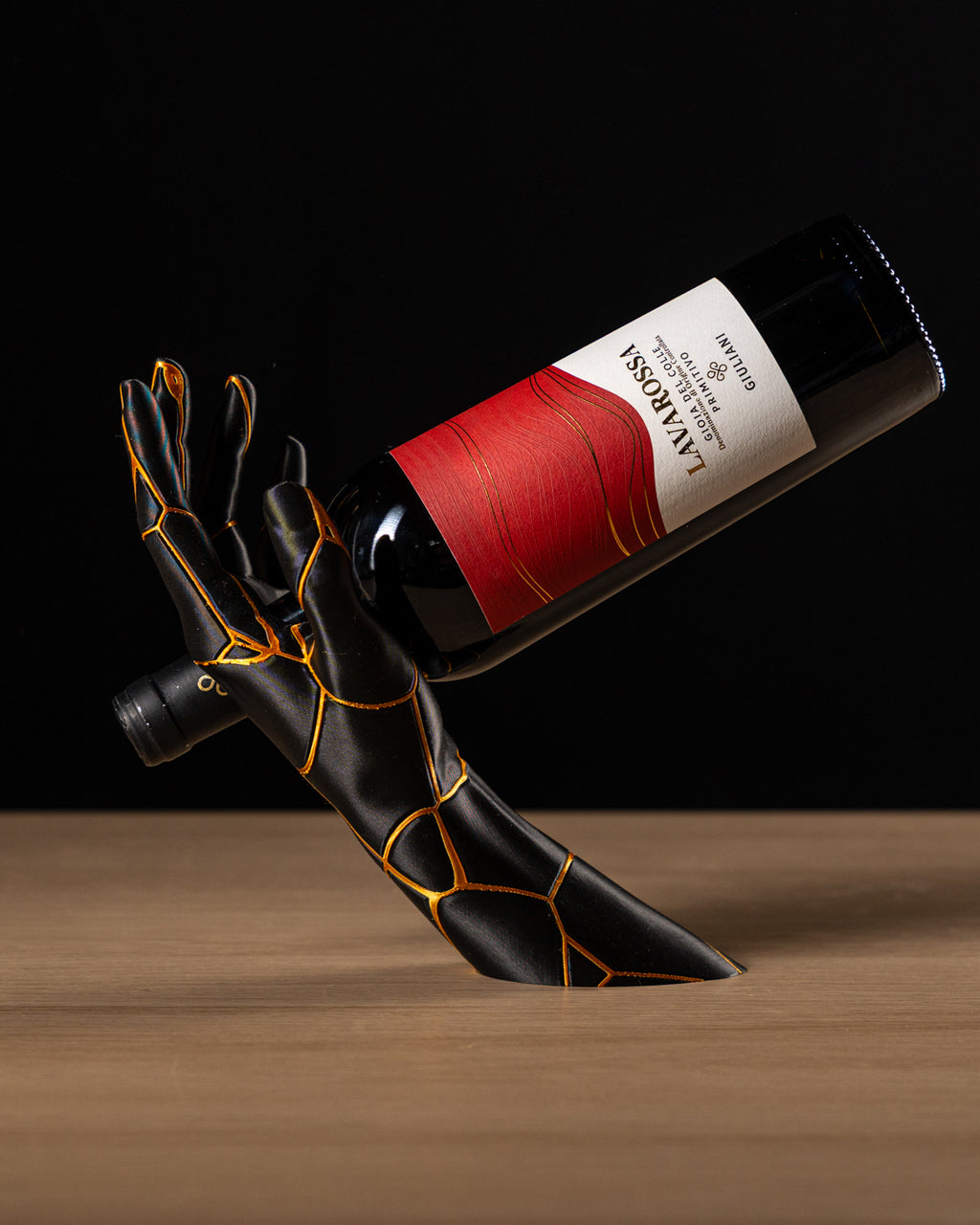Vino Grace — Kintsugi Wine Holder sedd från sidan — Vinhållare designad av Skenloft