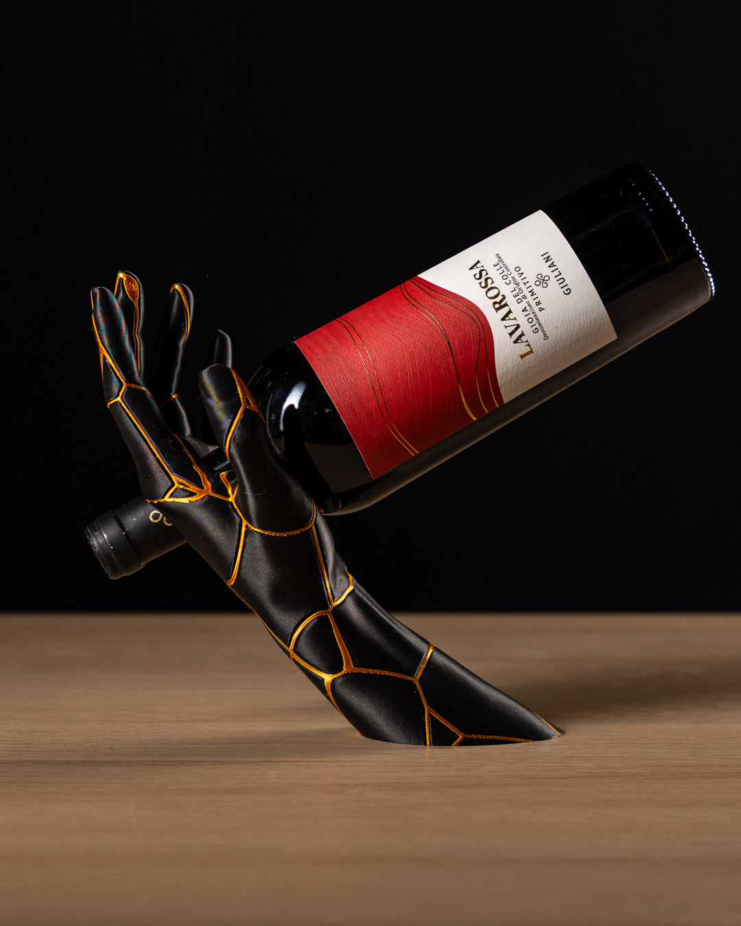 Vino Grace — Kintsugi Wine Holder sedd från sidan — Vinhållare designad av Skenloft