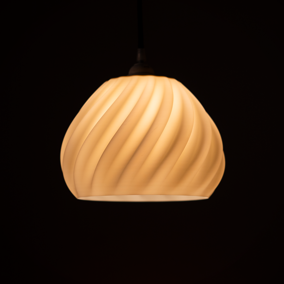 Dryft Pendant Lamp sedd från sidan — Pendellampa designad av Skenloft