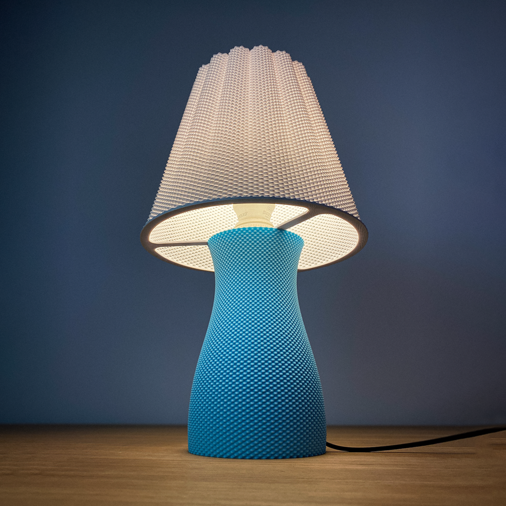 Carmen Table Lamp sedd från sidan — Bordslampa designad av Skenloft