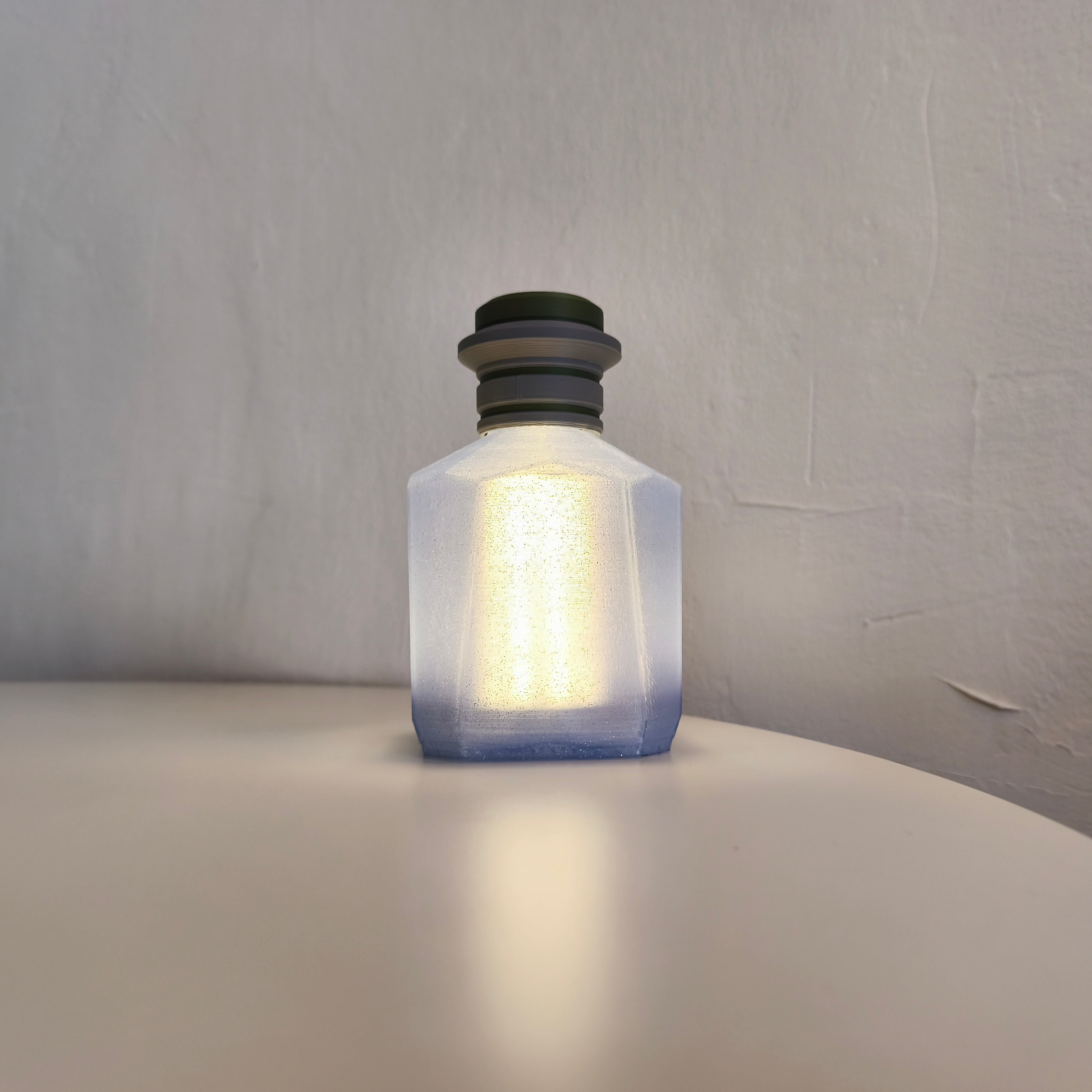Gaming Potion Lamp sedd från sidan — Bordslampa designad av Skenloft