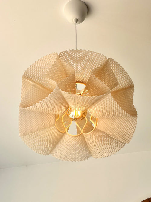 COROA Pendant Light sedd från sidan — Pendellampa designad av Skenloft