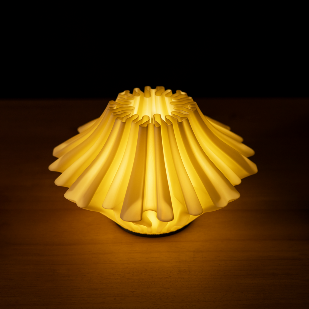 Zoan Table Lamp sedd från sidan — Bordslampa designad av Skenloft