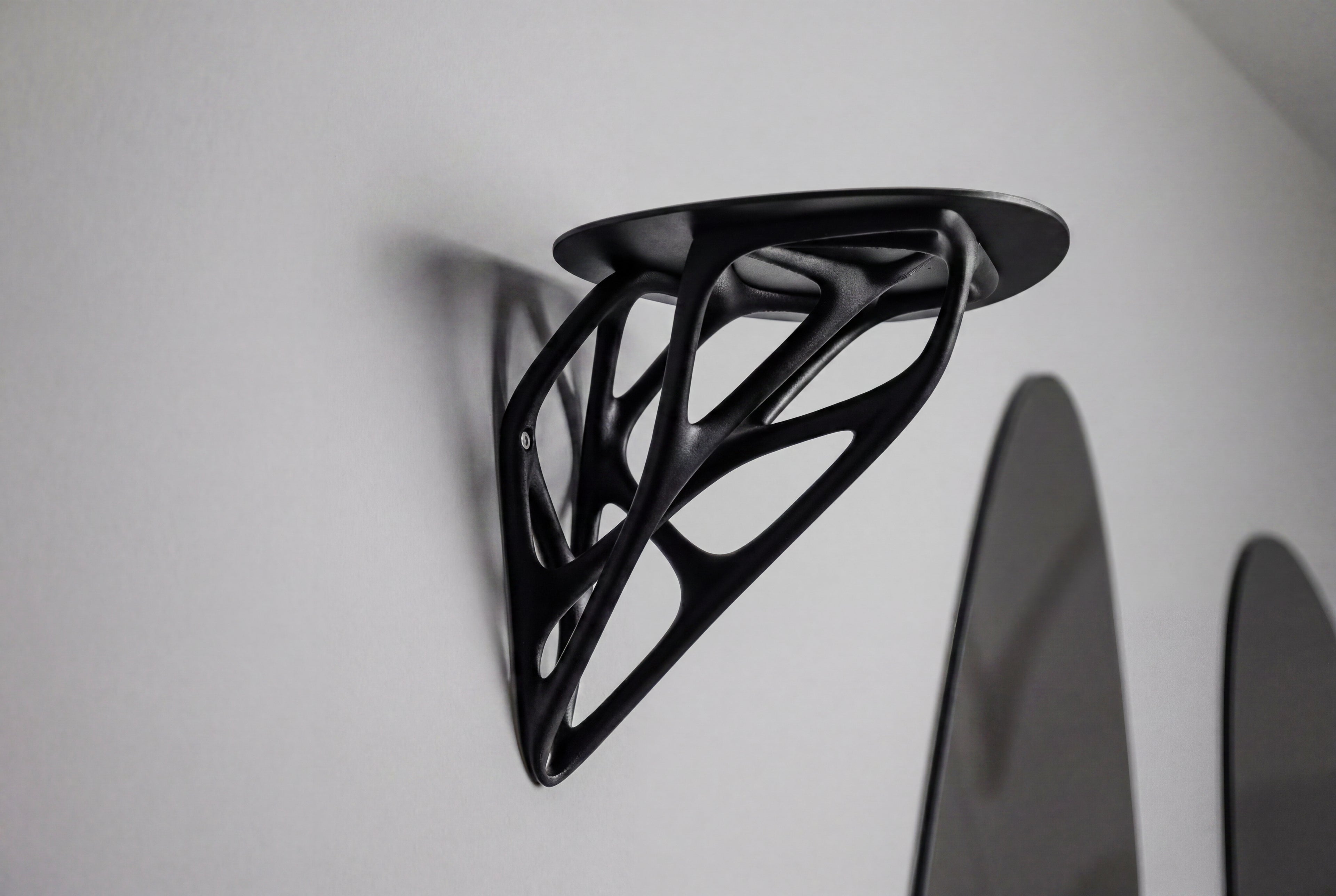 IAP Skeleton Shelf sedd från sidan — Vägghylla designad av Skenloft