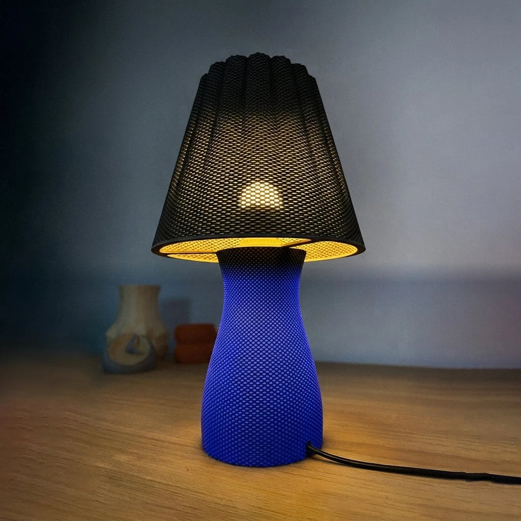 Carmen Table Lamp - Matt Svart topp, Electric Blue botten
