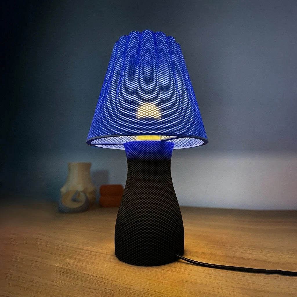 Carmen Table Lamp - Electric Blue topp, Matt Svart botten