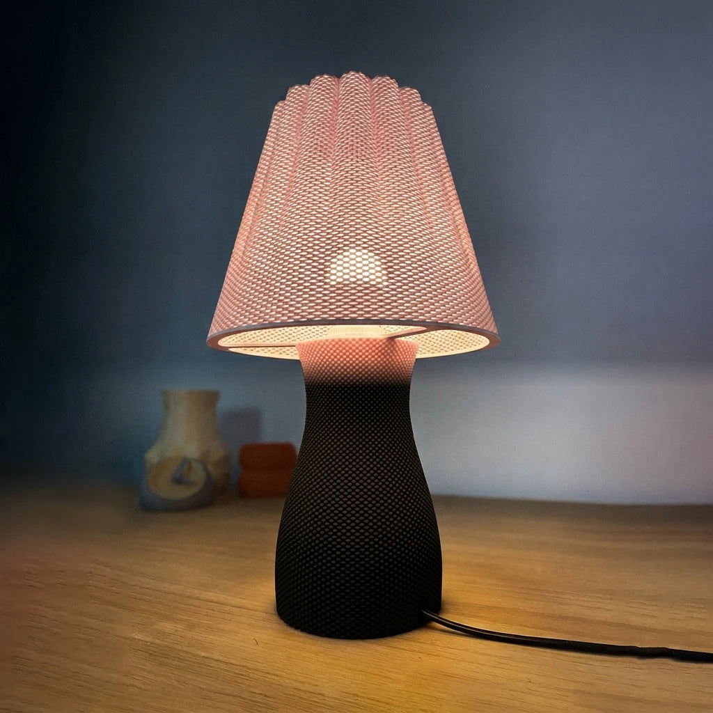 Carmen Table Lamp - Pastel Rosa topp, Matt Svart botten