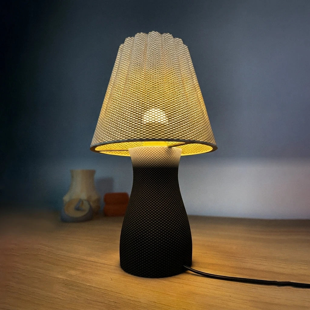 Carmen Table Lamp - Vit topp, Matt Svart botten