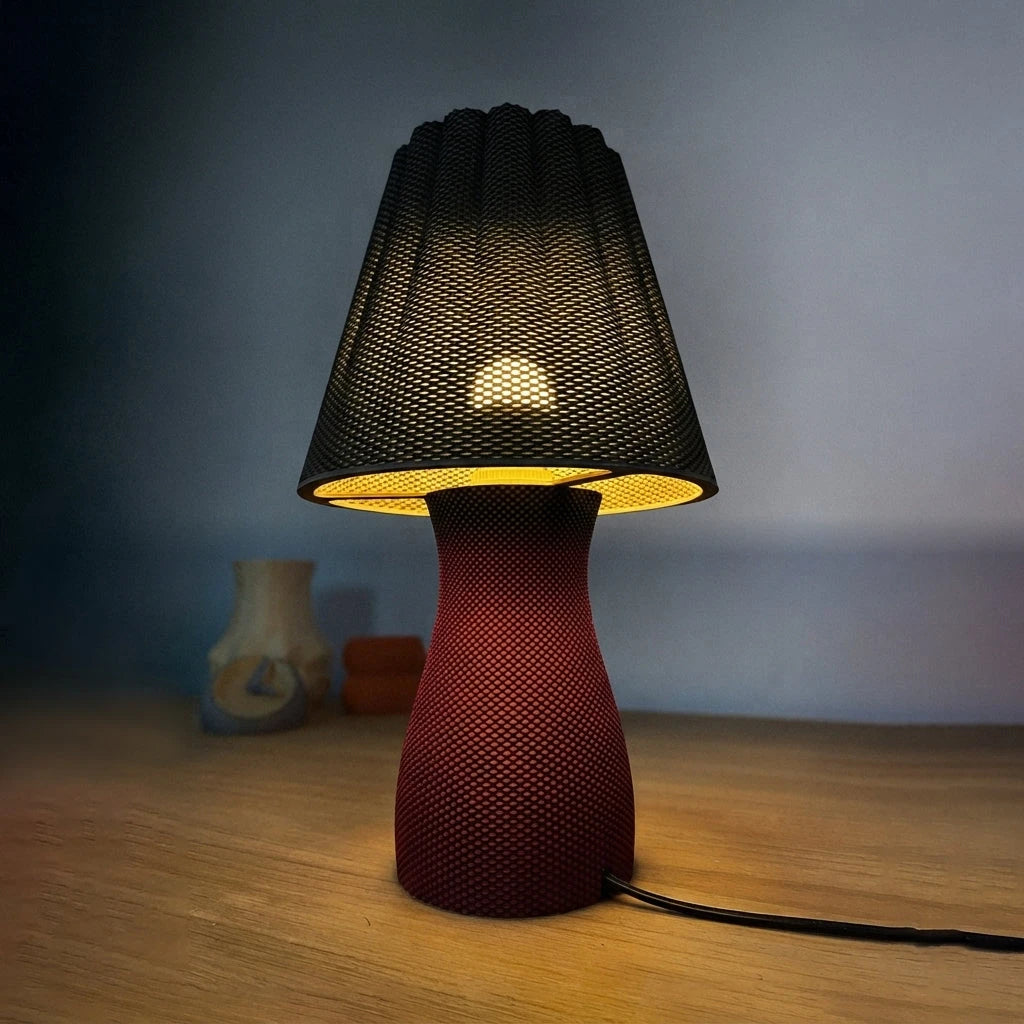Carmen Table Lamp - Matt Svart topp, Mörk Röd botten