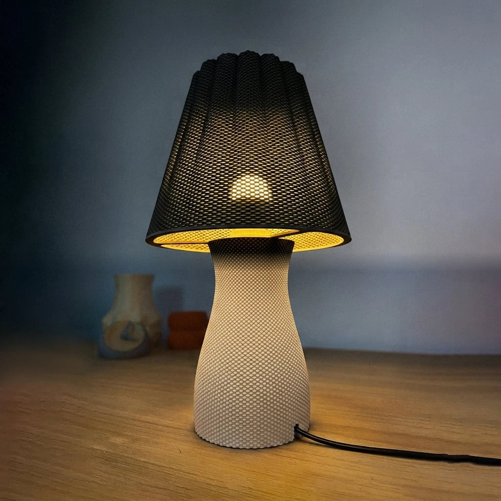 Carmen Table Lamp - Matt Svart topp, Vit botten